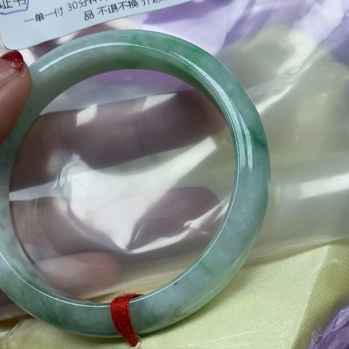 翡翠未镶嵌颈饰语*