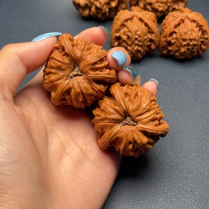 过***帆文玩核桃吊坠白狮子