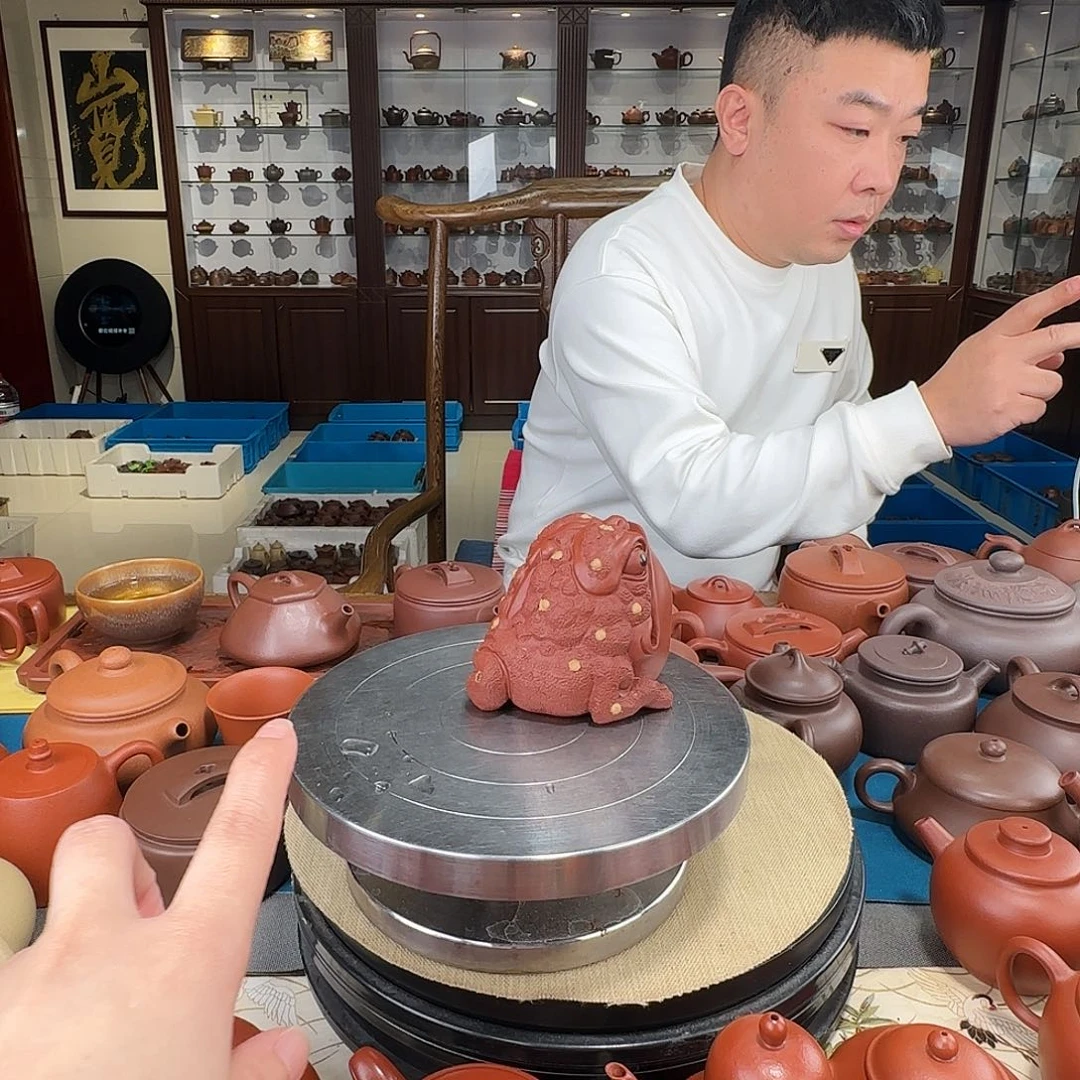 紫砂茶壶钱在眼前