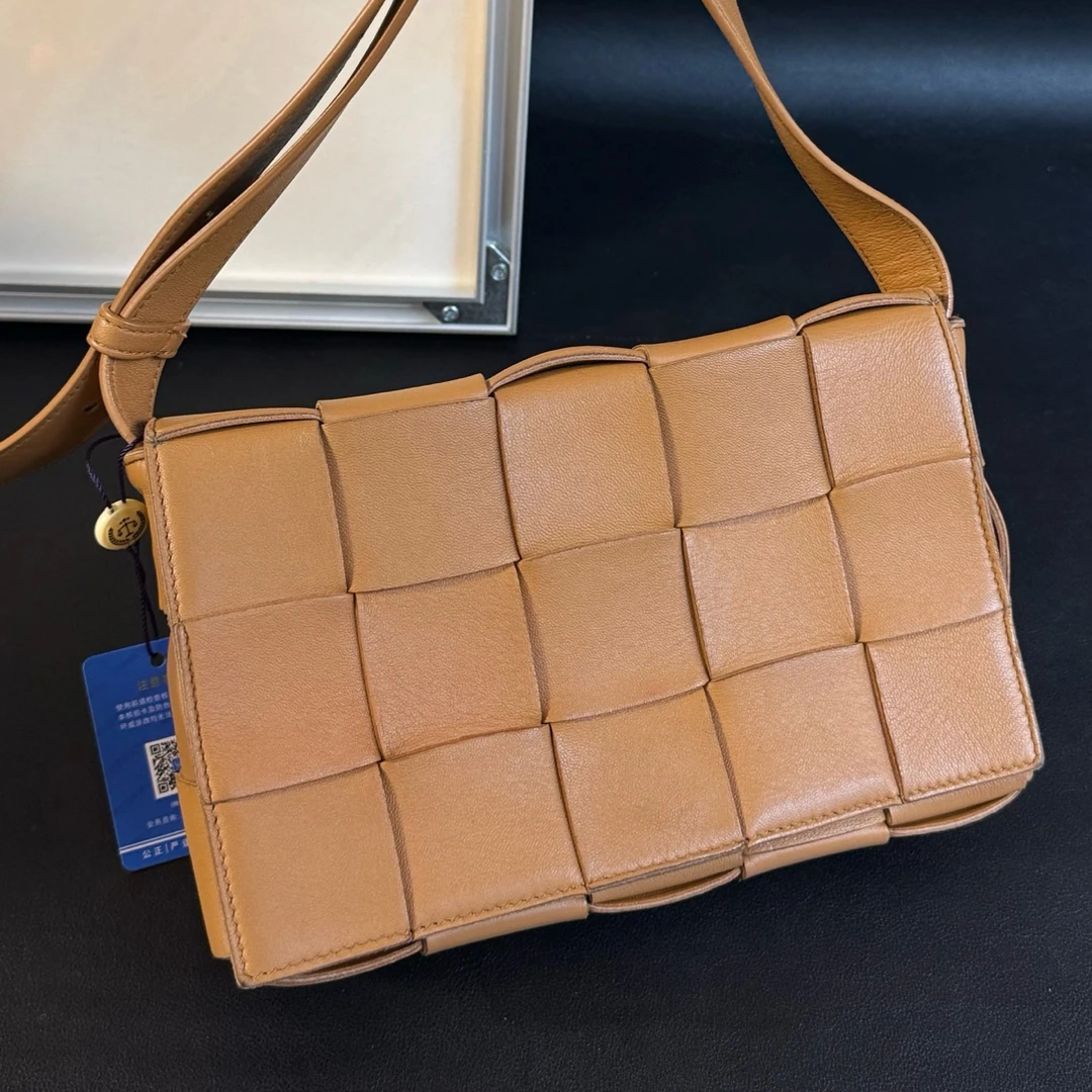 95新 BOTTEGA VENETA/葆蝶家 莫尤塔/金棕cassette15格斜挎包