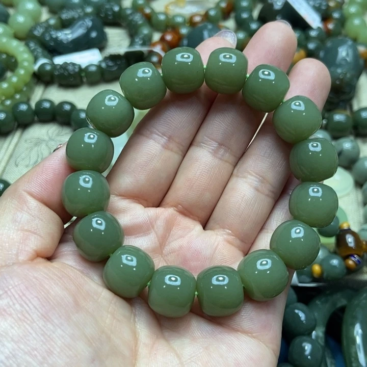 玉家居饰品手工雕刻