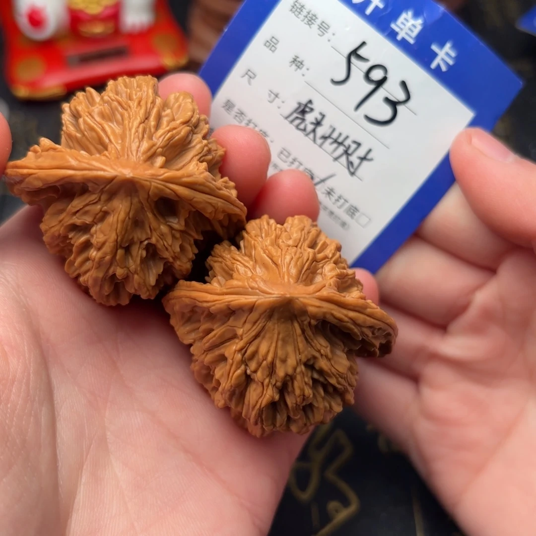 文玩核桃吊坠虎头