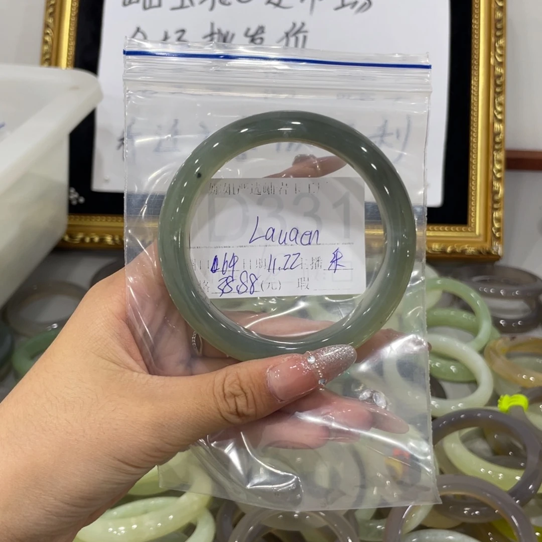 未镶嵌蛇纹石玉颈饰L****n