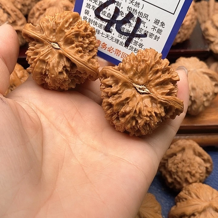 王***勇桃核吊坠满天星狮子头43