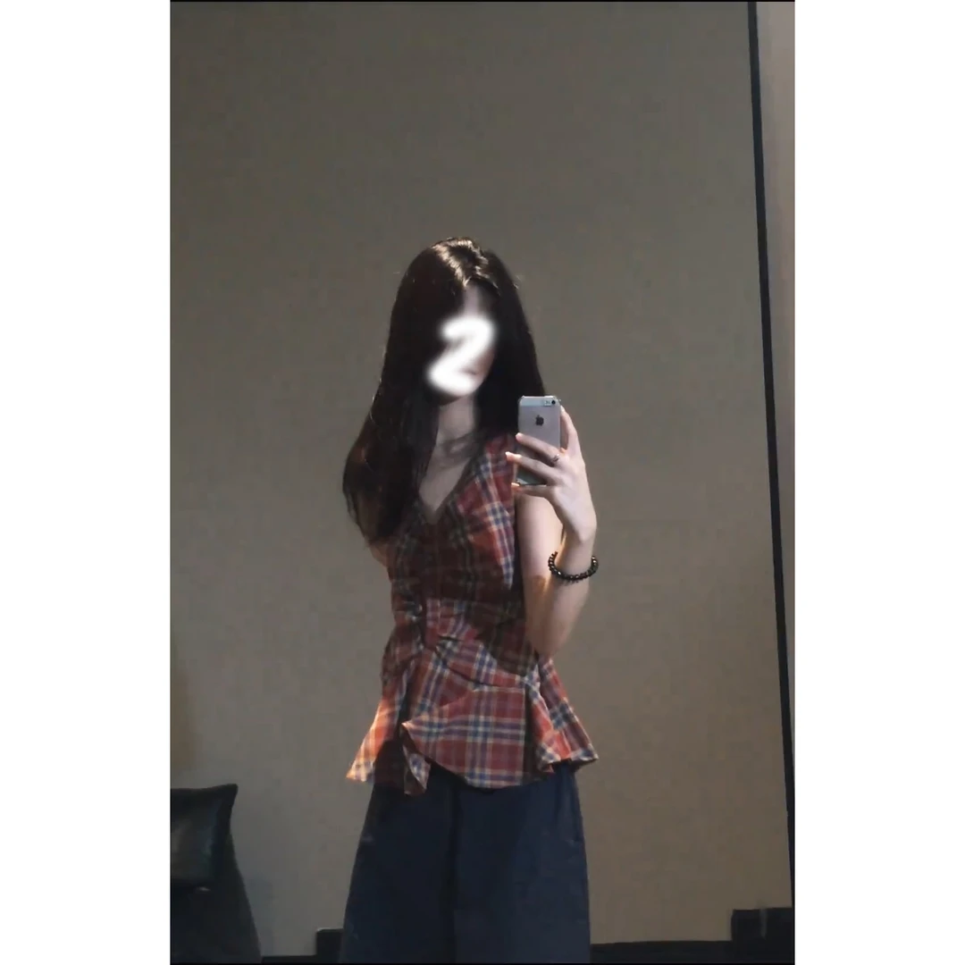 法式复古红色格子无袖背心女夏季收腰设计感小众褶皱别致V领上衣