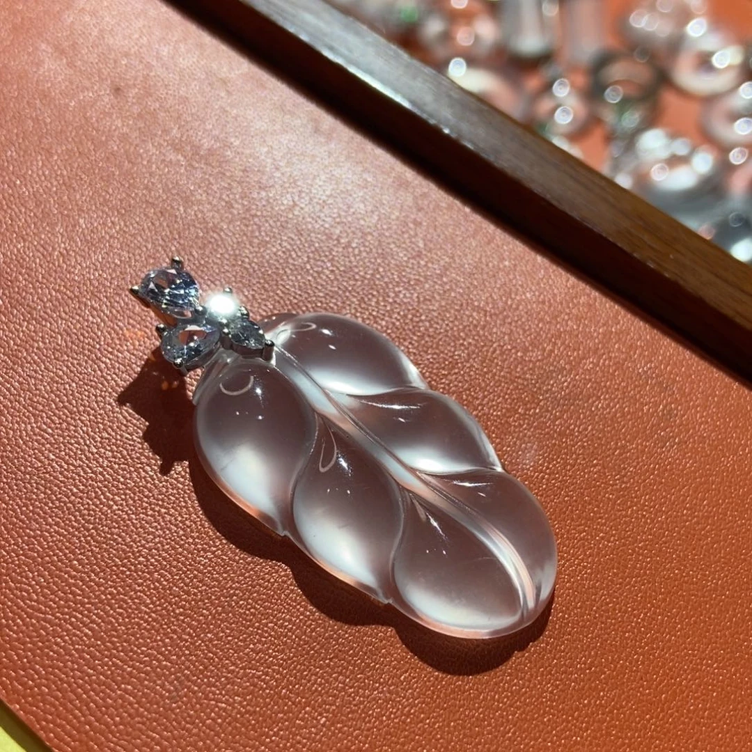 莹****石英质玉银S925镶嵌颈饰