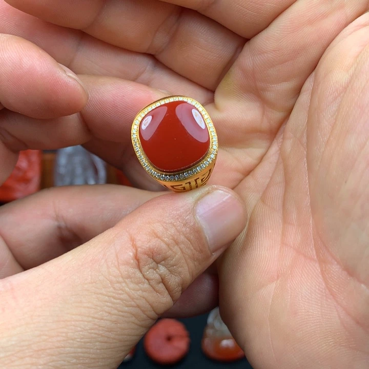 18K金镶嵌戒指南红玛瑙