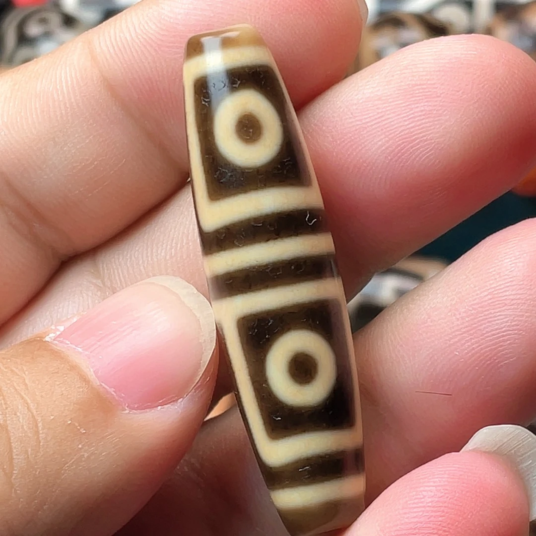 启***程玛瑙/玉髓未镶嵌颈饰牙黄地门四