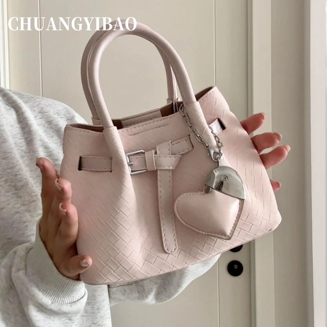 超火编织纹斜挎水桶包包女2025新款高级感小众设计外出杂物小拎包