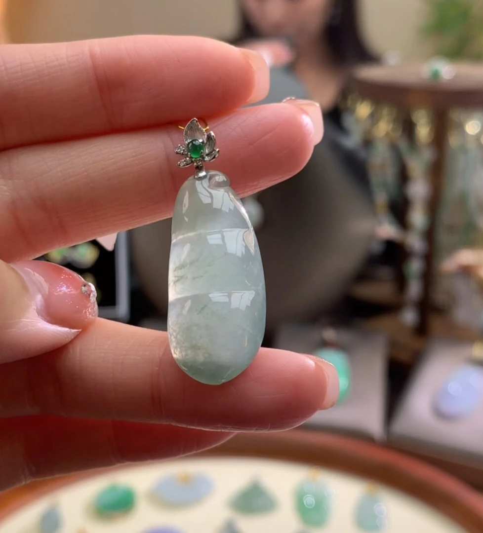 天然A货翡翠吊坠