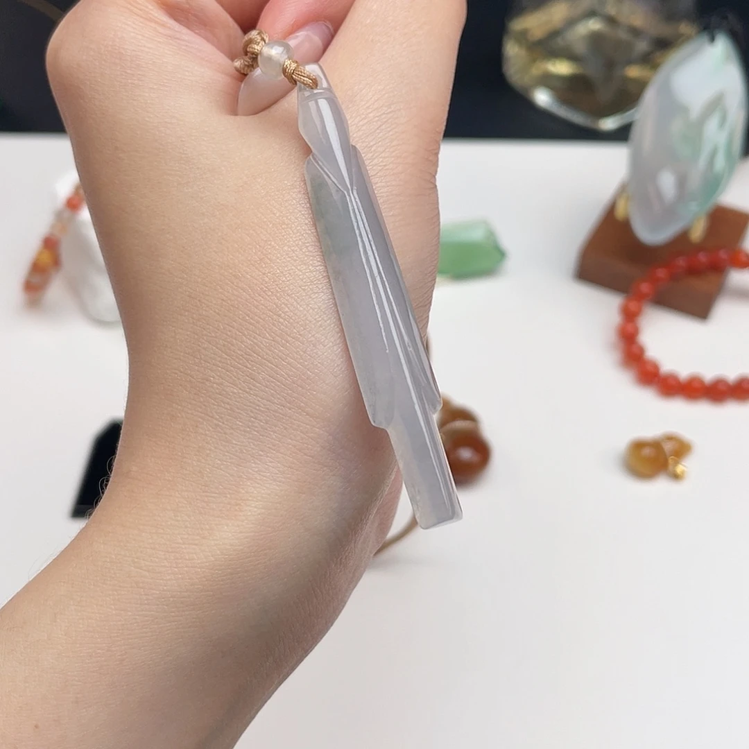 翡翠未镶嵌颈饰翁仲