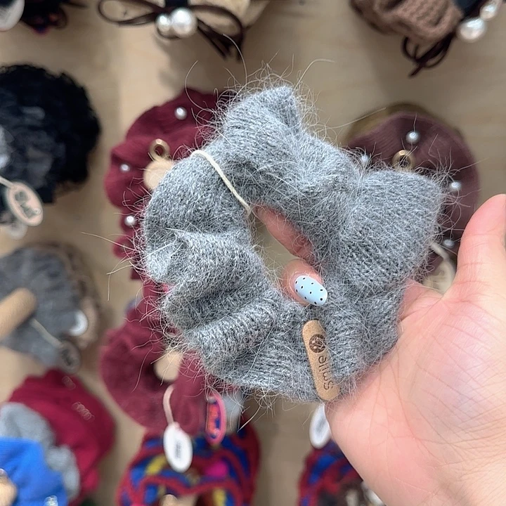 灰色蝴蝶结毛线发圈