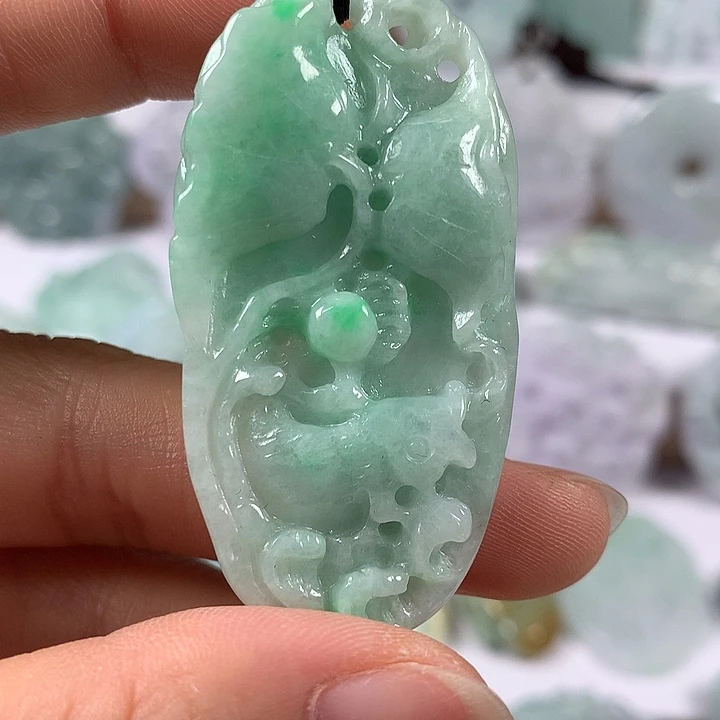 翡翠未镶嵌颈饰和和美美年年有余两面工艺福利