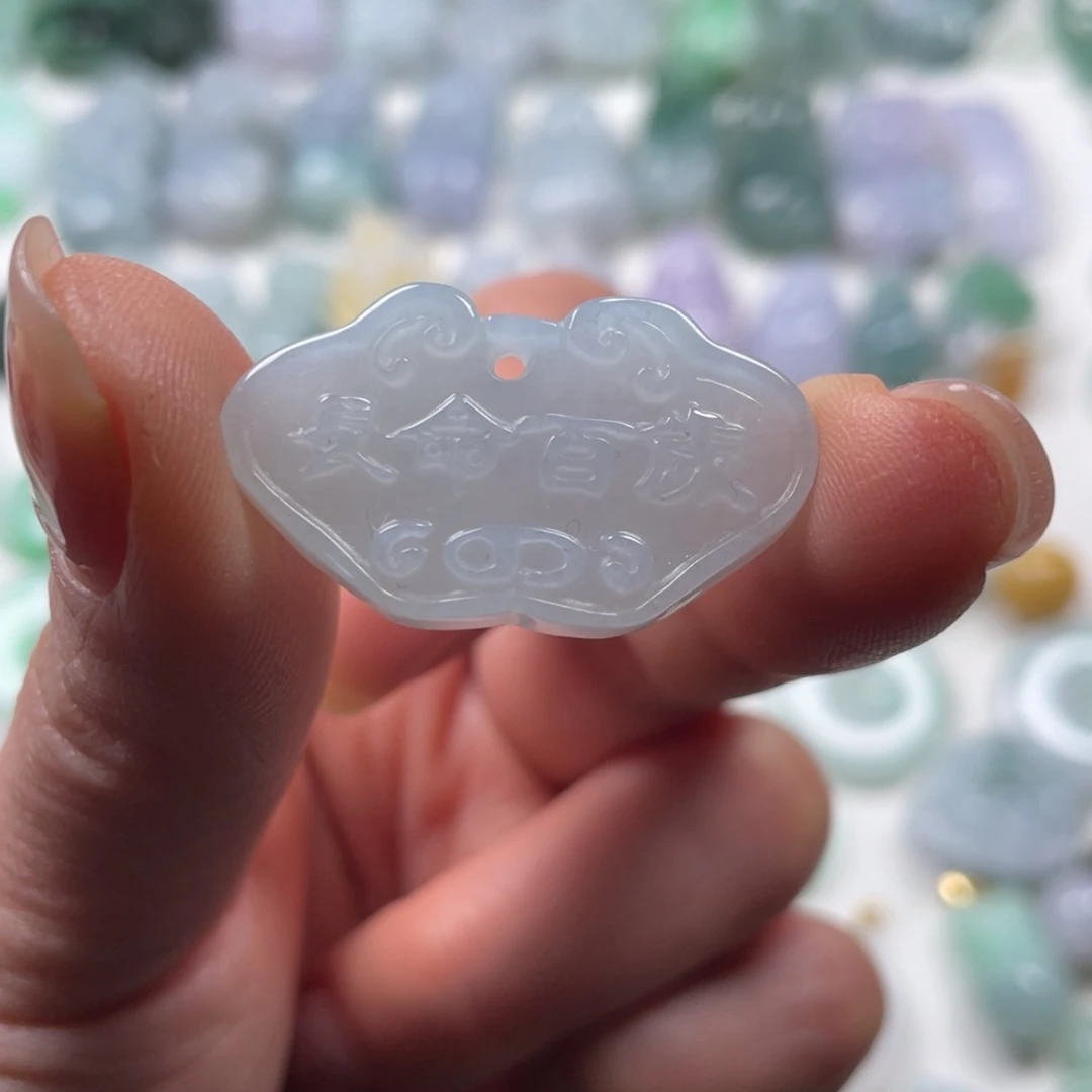 翡翠吊坠(赠链)未镶嵌