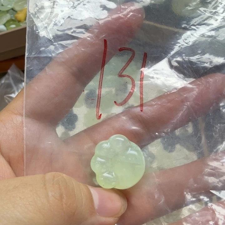 透闪石-蛇纹石玉吊坠未镶嵌