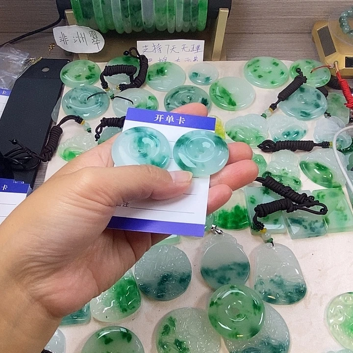 领***3翡翠未镶嵌颈饰平安扣