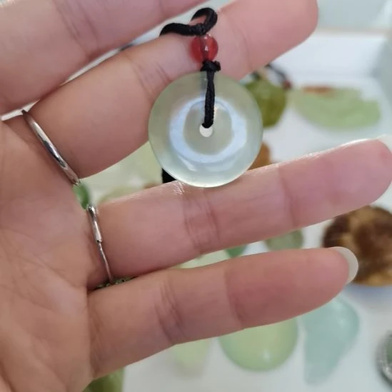 未镶嵌蛇纹石玉吊坠
