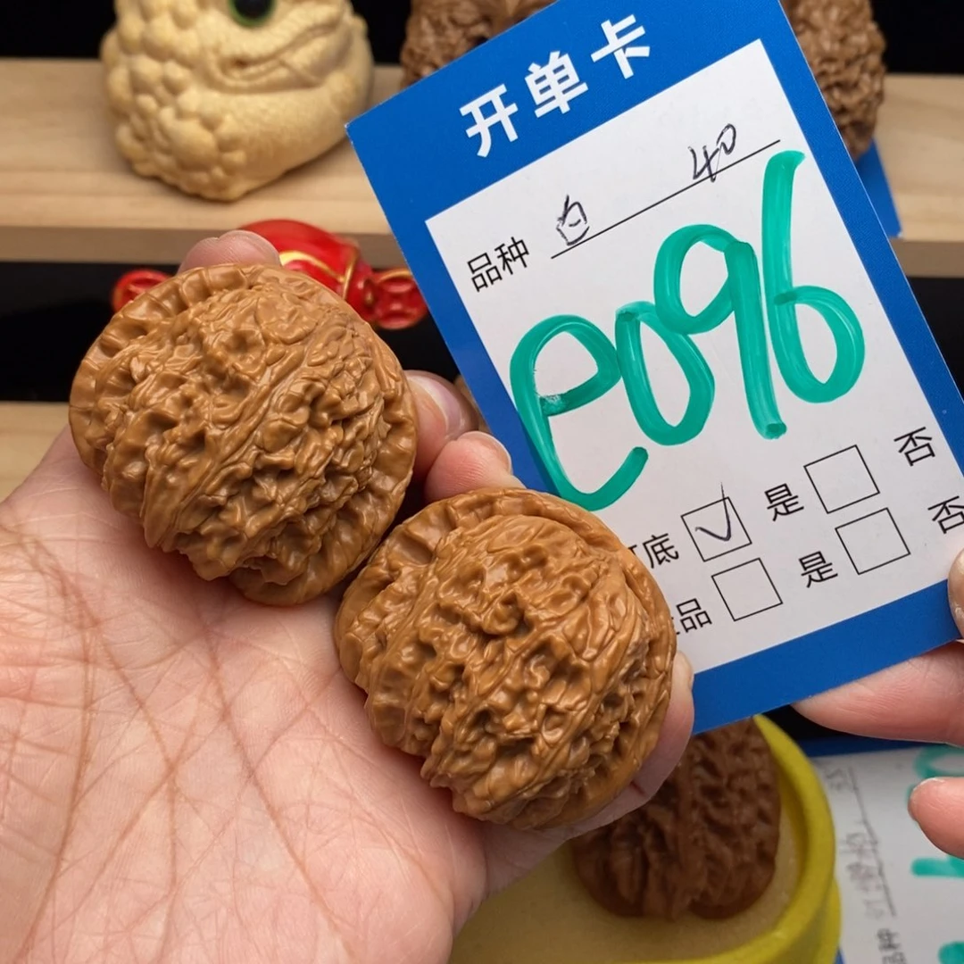 文玩核桃吊坠白狮子核桃