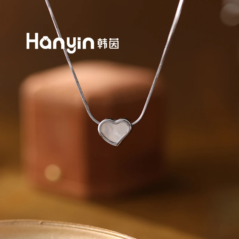 钛钢项链 俏皮爱心白贝吊坠时尚气质百搭蛇骨链不掉色项链