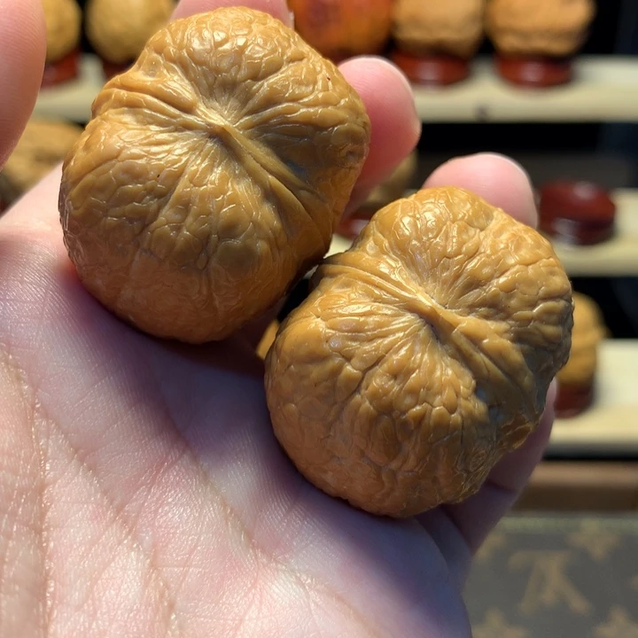 孙***。文玩核桃把件39方尊