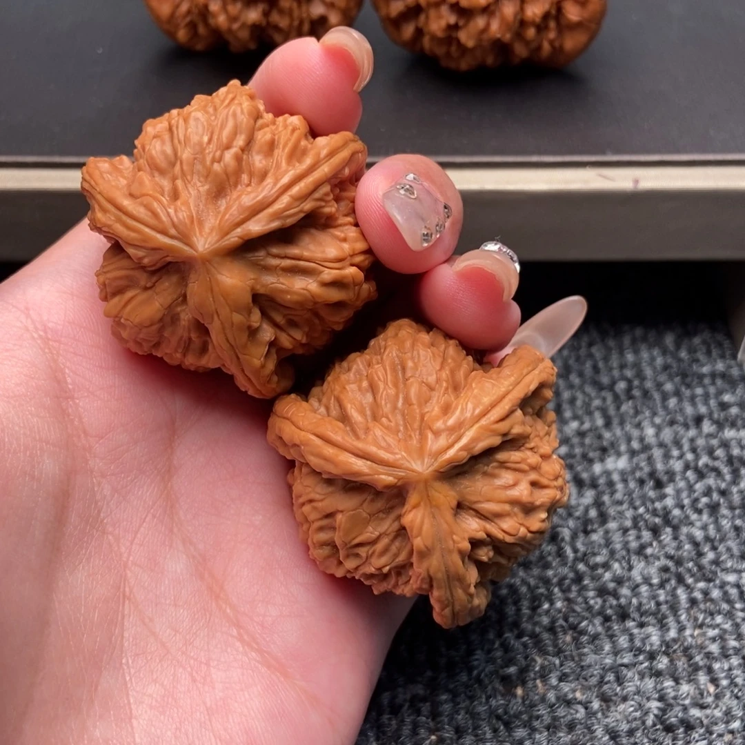 唐***壮木质类白狮子正奔