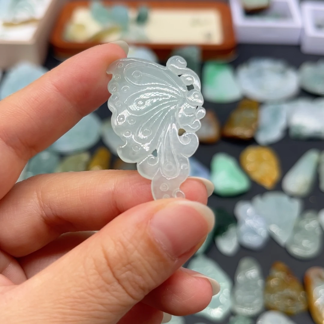 翡翠未镶嵌颈饰蝴蝶