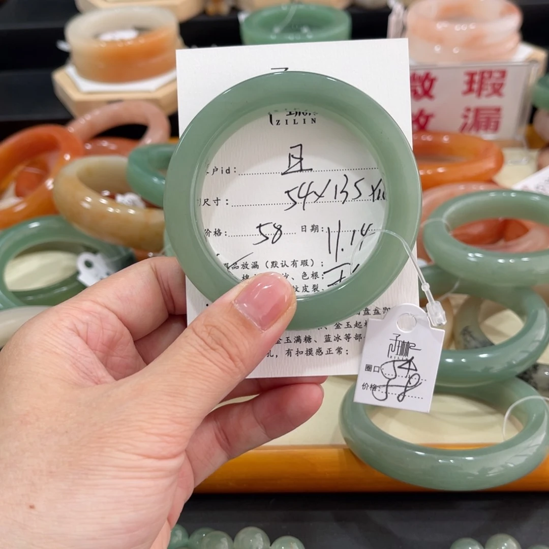 未镶嵌手镯石英质玉且*