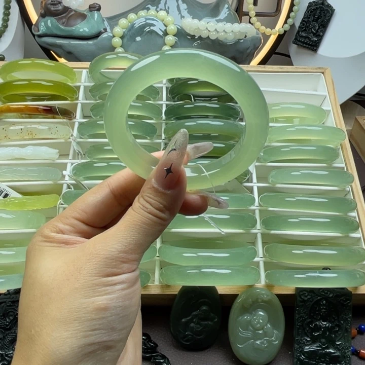 血***鱼岫玉未镶嵌手镯岫玉