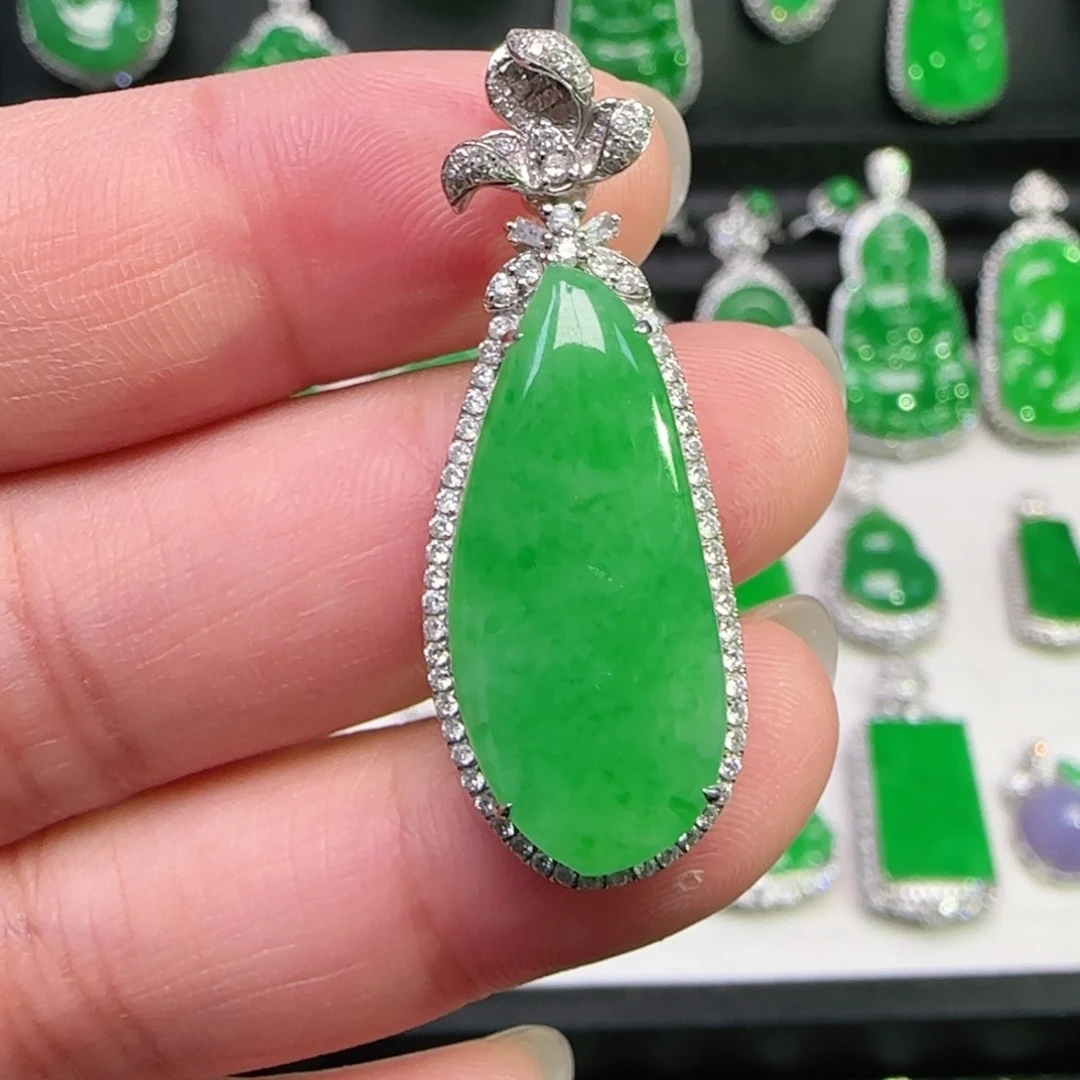 翡翠18K金镶嵌颈饰吊坠