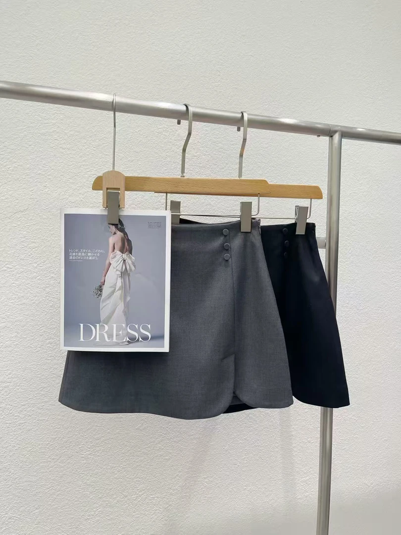 高腰a字开衩边扣短裙