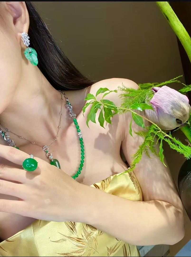 「九哥珠宝」缅料翡翠时尚美人把件，设计精美彰显魅力
