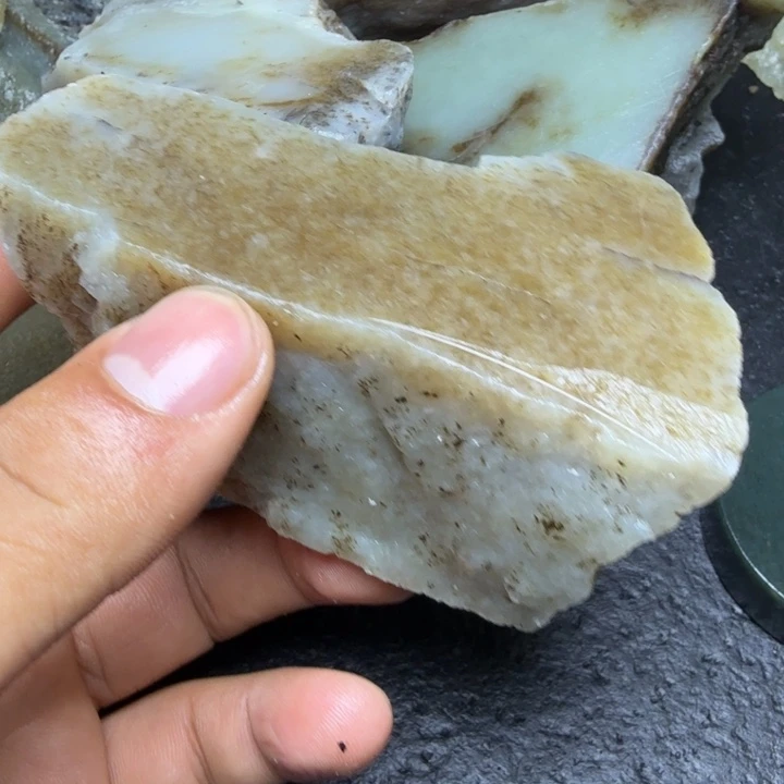 和田玉（糖玉）未镶嵌珠宝奇石
