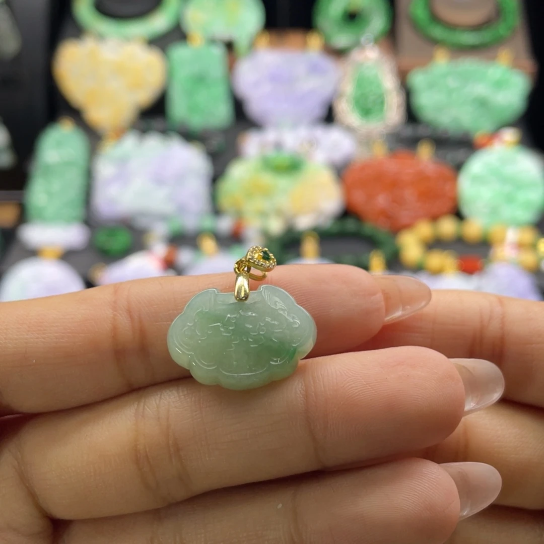 沐***槿翡翠未镶嵌颈饰待编织