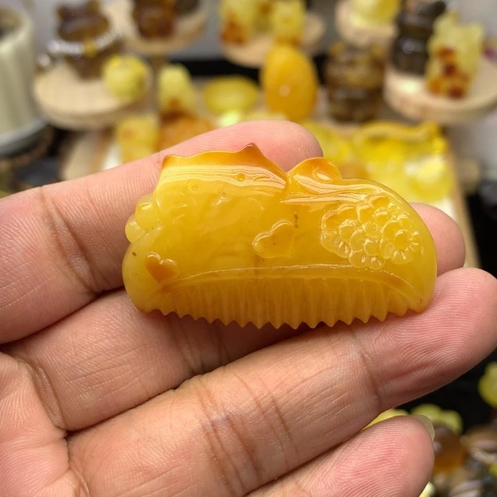 琥珀颈饰未镶嵌鸡油红猫梳