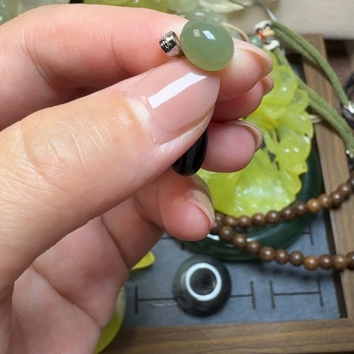 清***点蛇纹石玉未镶嵌颈饰