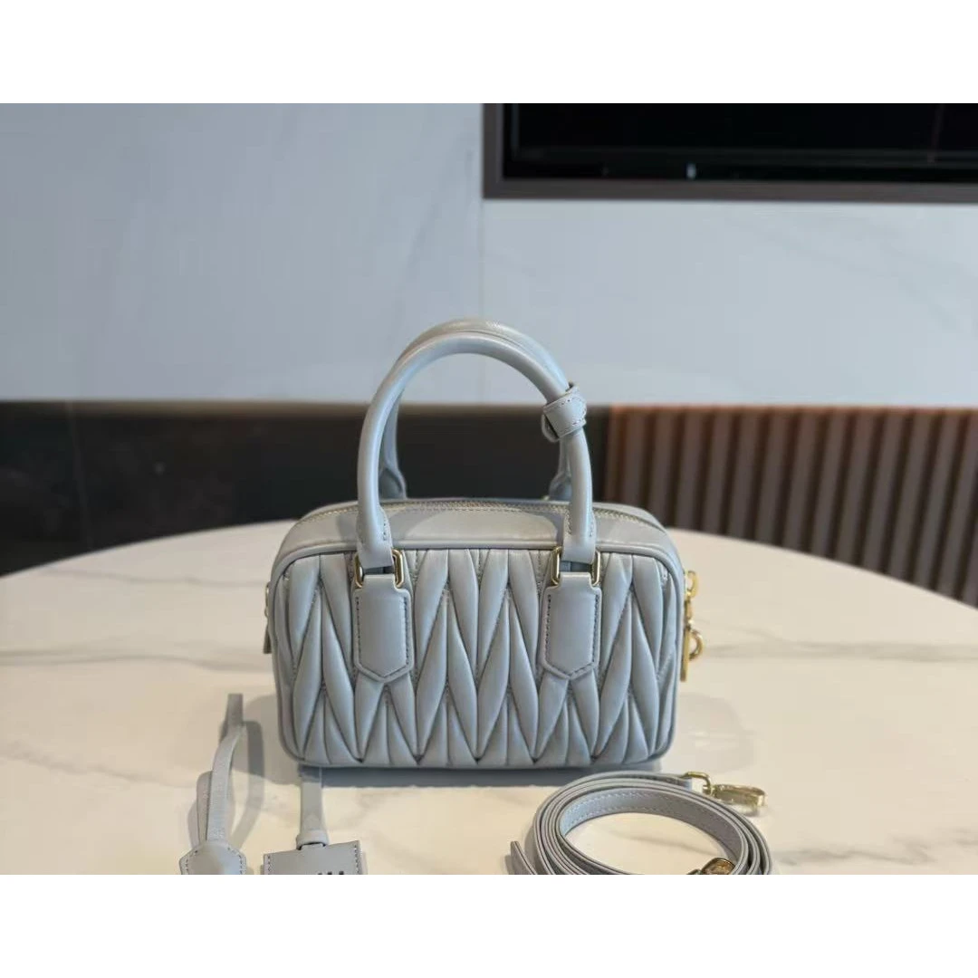 【77专属2】小方块褶皱保龄球19cm一样的包 包