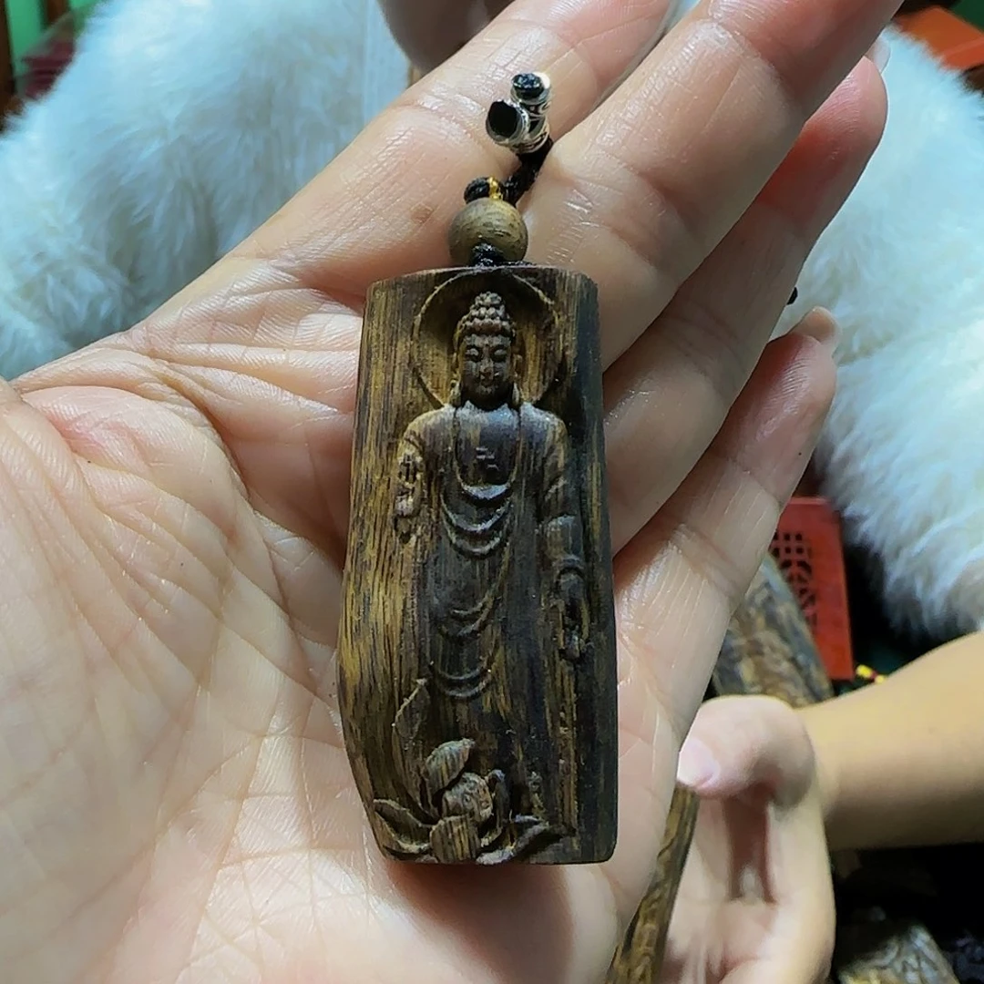 沉香吊坠海南白奇乌身老料雕刻大日如来带绳9.3克