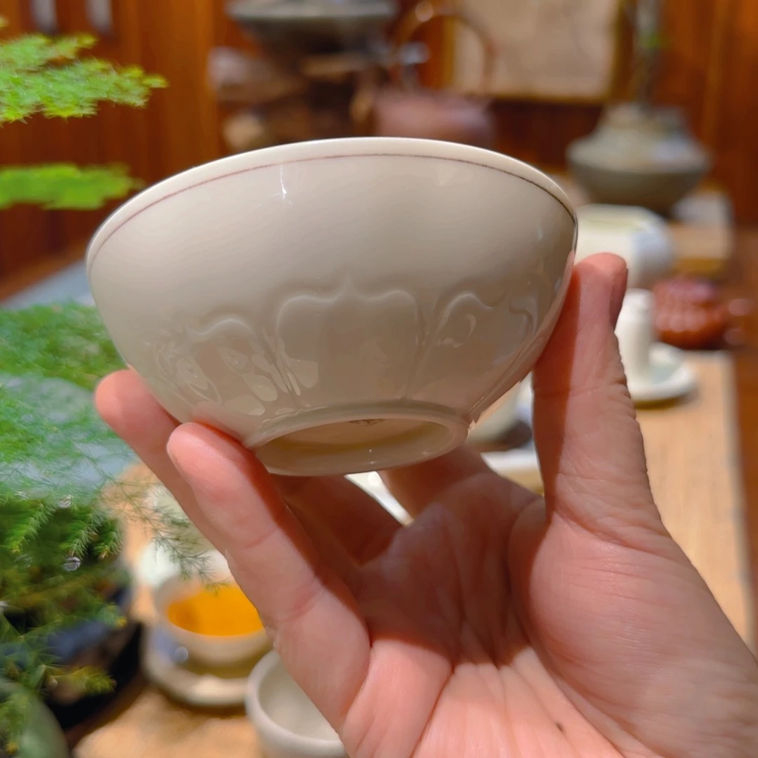 三**羊微澜定瓷 卧足普洱杯宝相纹