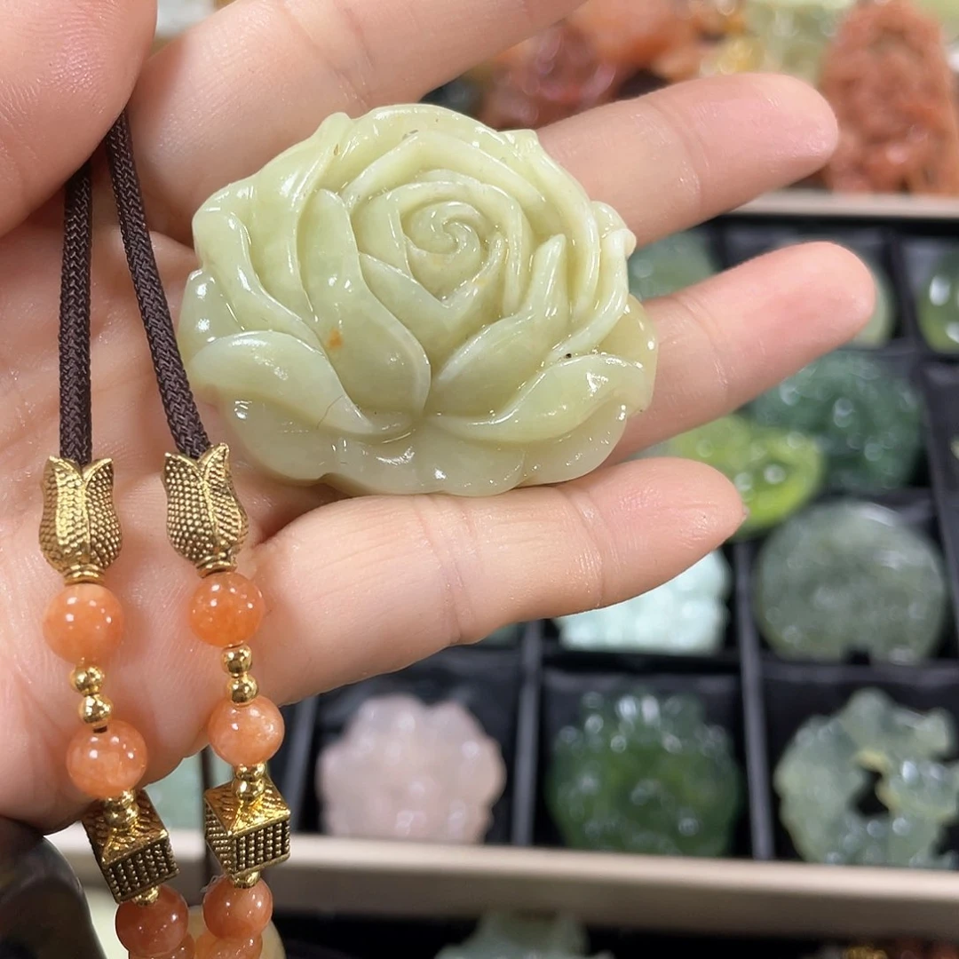 蛇纹石玉颈饰未镶嵌