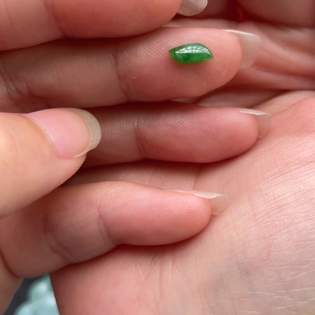 翡翠未镶嵌颈饰米**迷随行