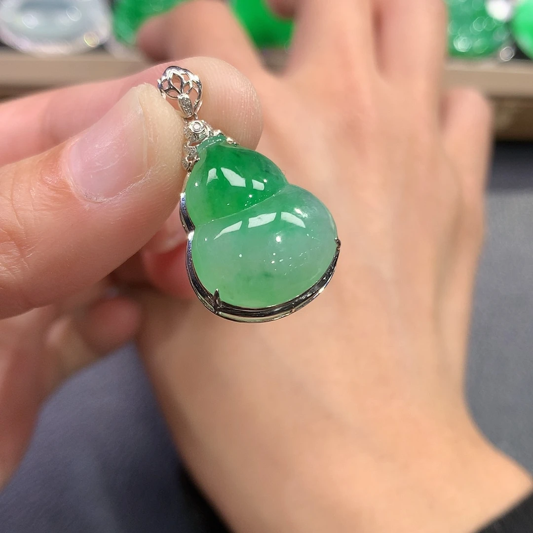 翡翠吊坠(赠链)18K金镶嵌