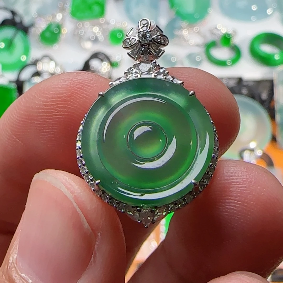 翡翠18K金镶嵌颈饰冰绿福贝