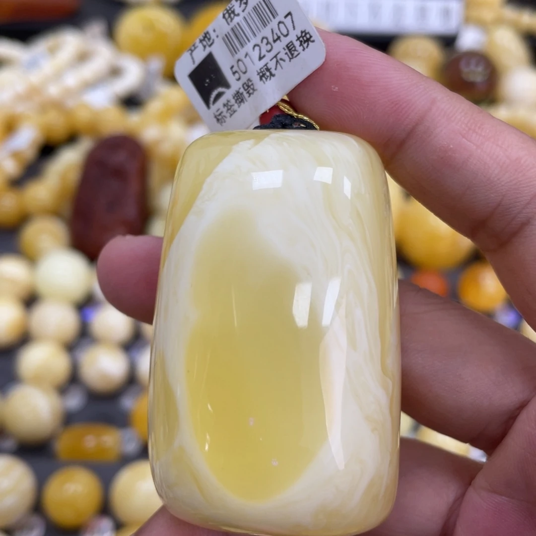 Z***I未镶嵌琥珀裸石57*35*25mm