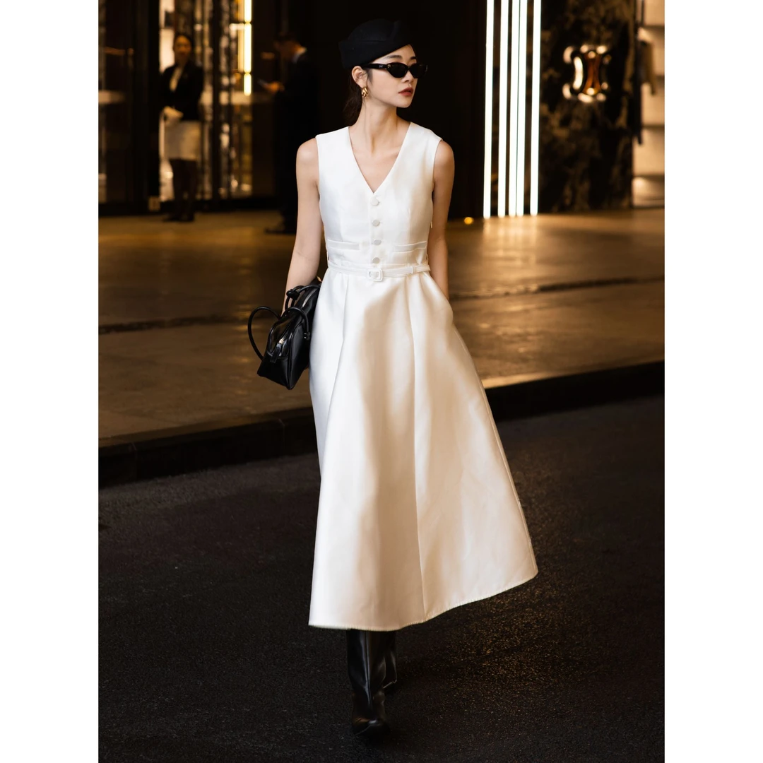 ZEROYK翎蔻 2025秋冬新款小香千金风珍珠白V领排扣系带无袖连衣裙