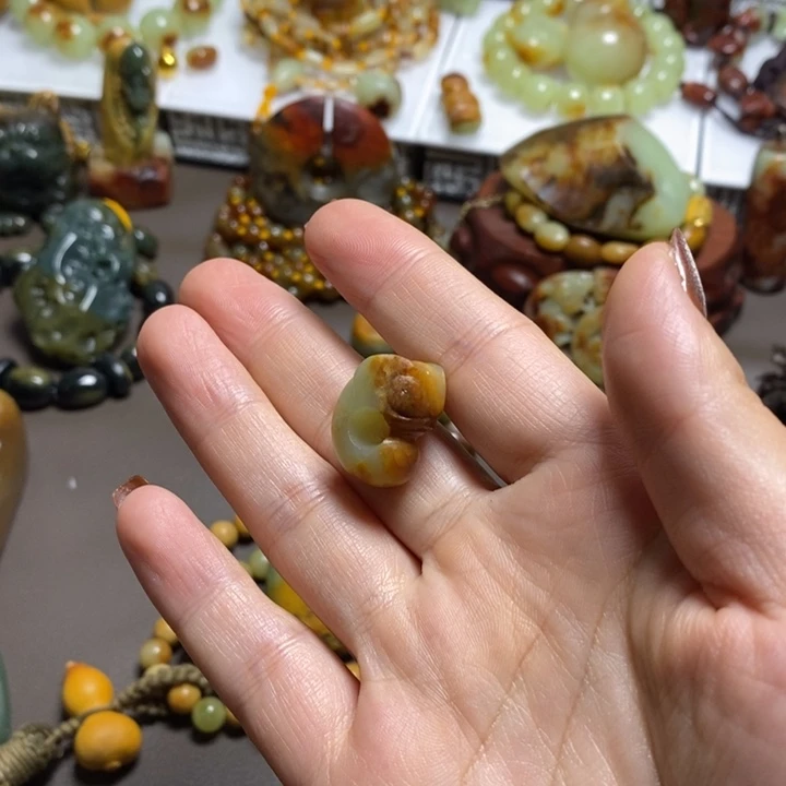 回***涯未镶嵌岫岩河磨玉（透闪石质玉）珠宝奇石