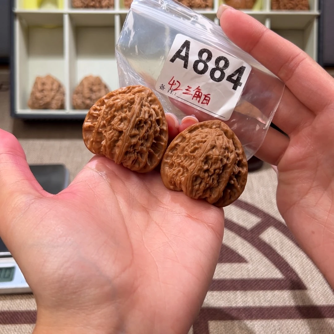 42三角白文玩核桃