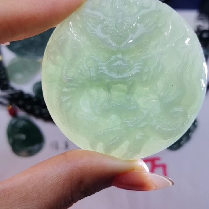 翡翠颈饰未镶嵌天然的A货翡翠