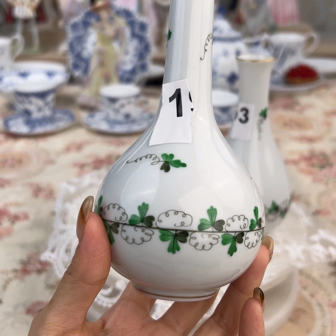 瓷片赫伦花瓶。    小