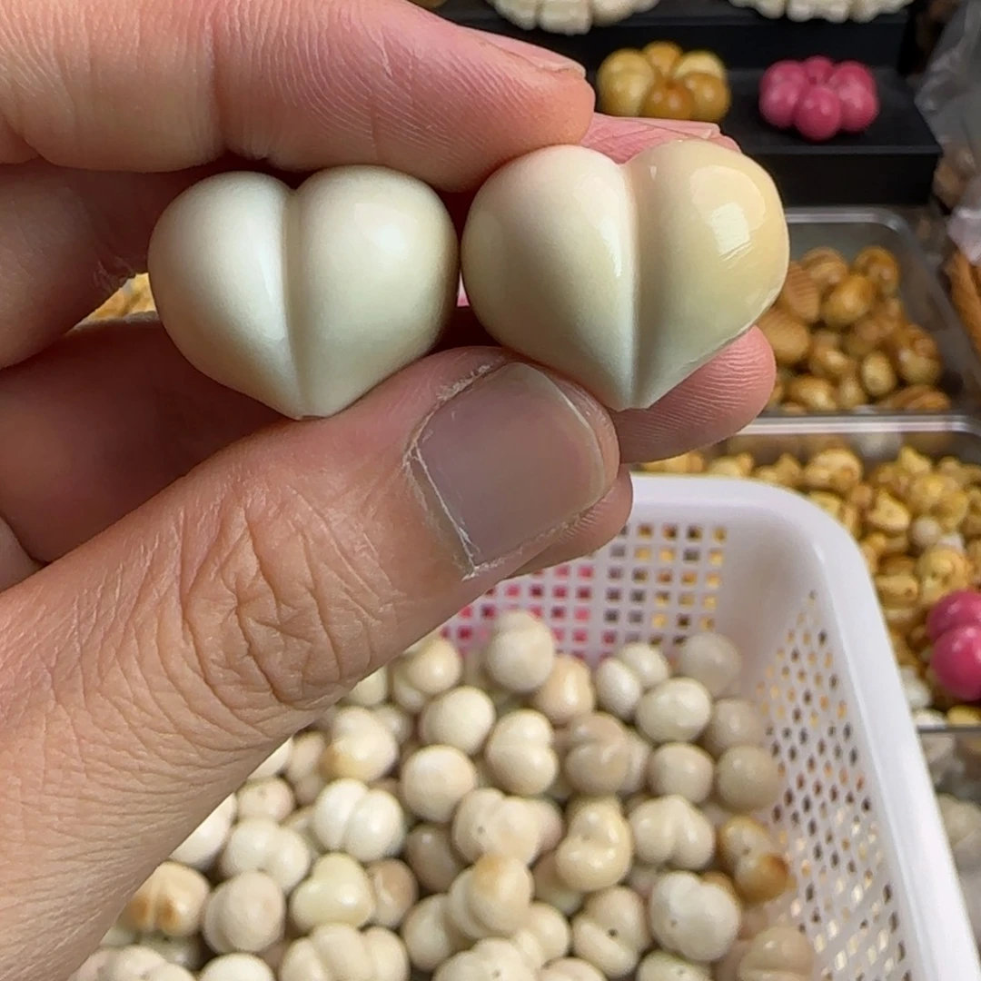 手串菩提根/象牙果微瑕疵白色光面屁桃胖爱心5颗（侧面裂）