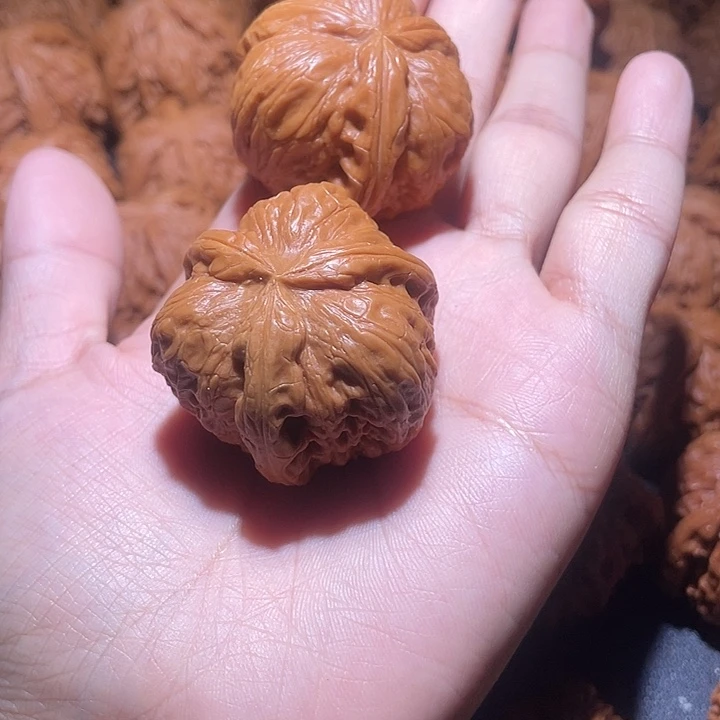 翠***风吊坠桃核小妹拼接三棱